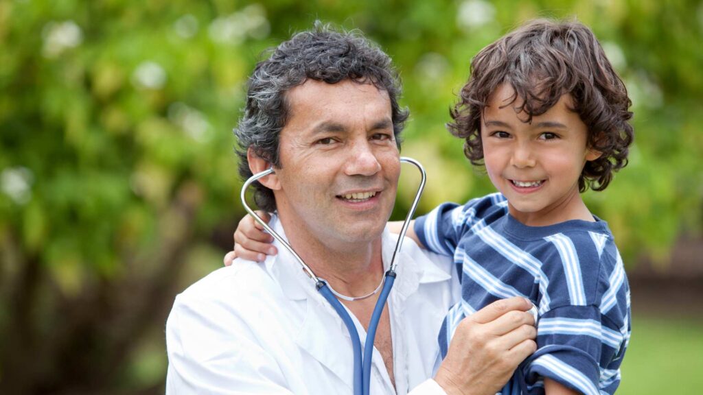Doctor con niño con autismo