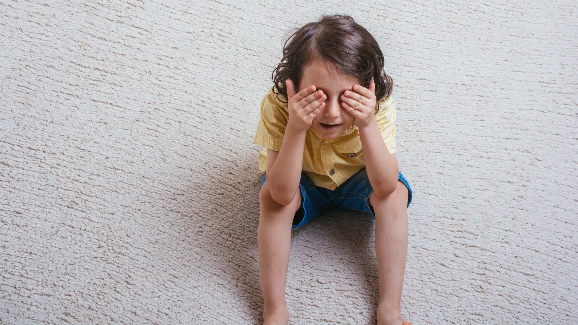 Niño evitando el contacto visual en el autismo