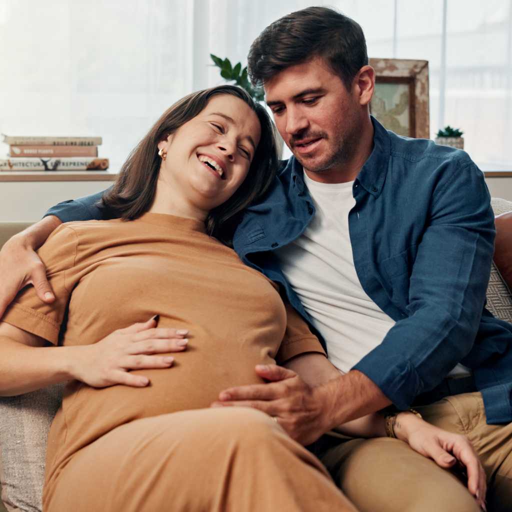 Pareja esperando un bebé mientras reflexionan sobre el anuncio de Trump sobre el autismo y la relación entre acetaminofén, embarazo y autismo.