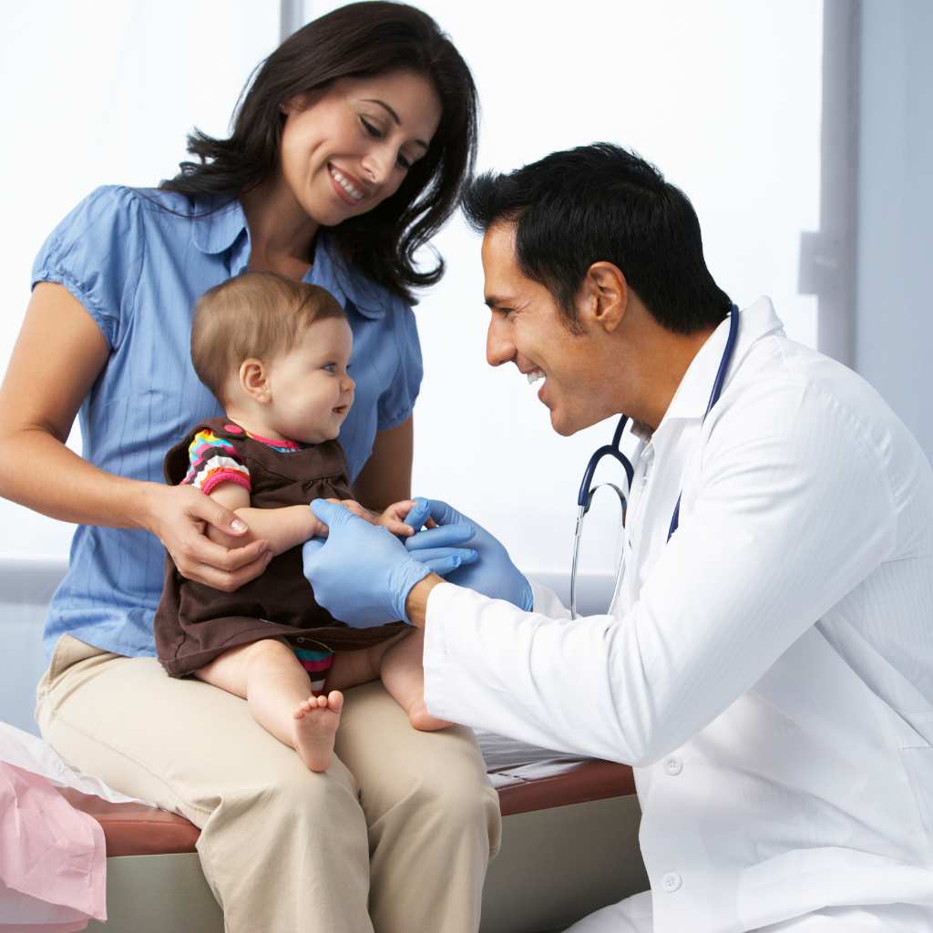 Madre llevando a su hijo para una intervención temprana