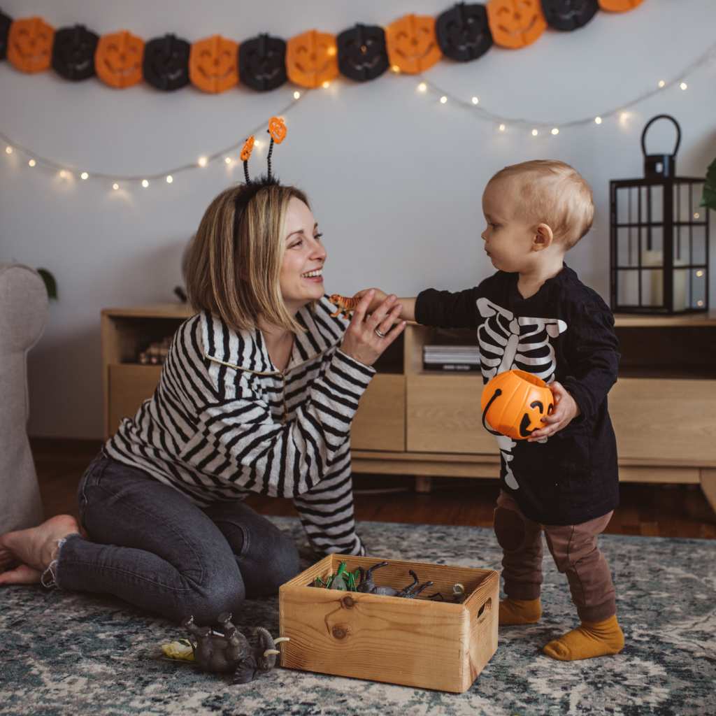 Mamá decorando para celebrar Halloween en casa