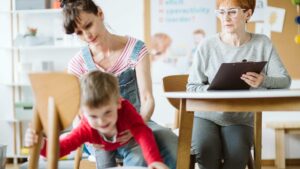 Niño en evaluación para TDAH y TEA