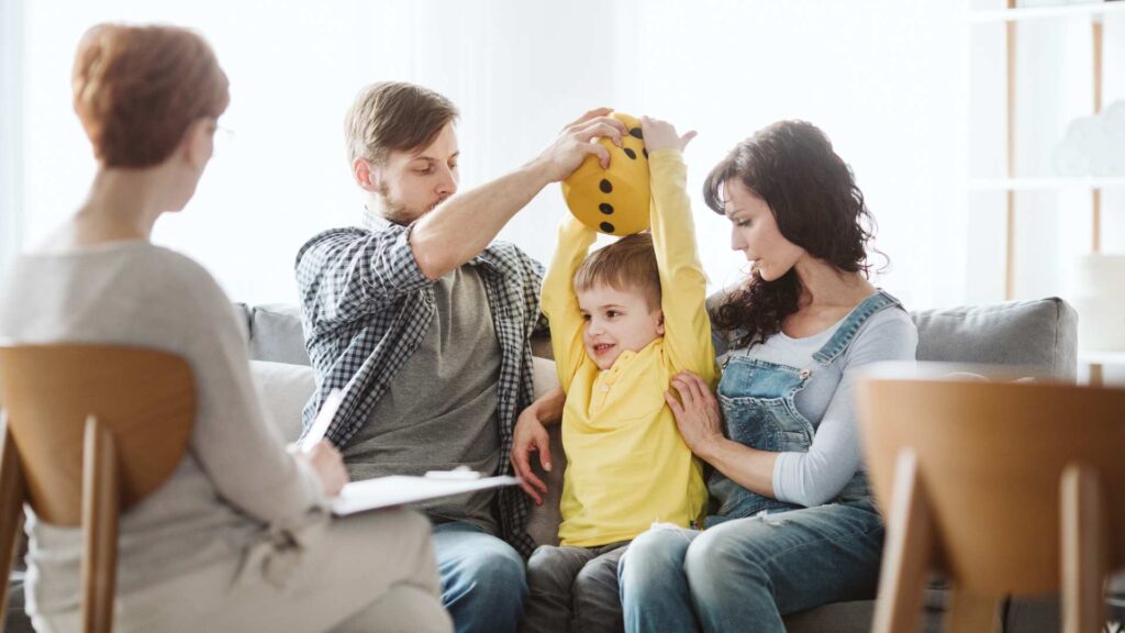 Niño pequeño con TDAH y TEA durante una sesión con un terapeuta
