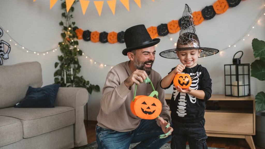 Padre creando un Halloween amigable con el autismo