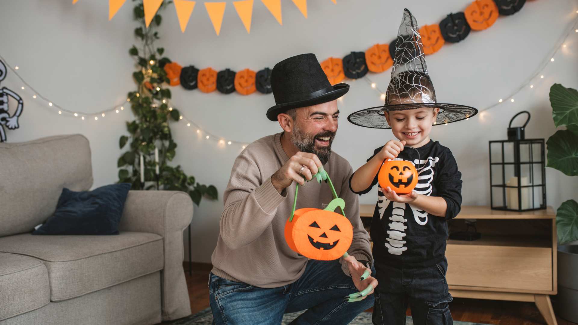 Padre creando un Halloween amigable con el autismo