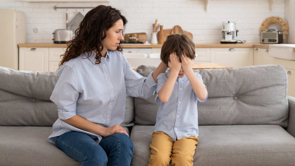 Madre consolando a su hijo