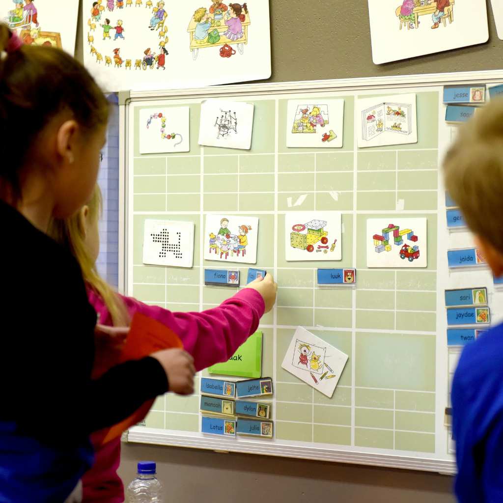 Niña aprendiendo sobre las rutinas