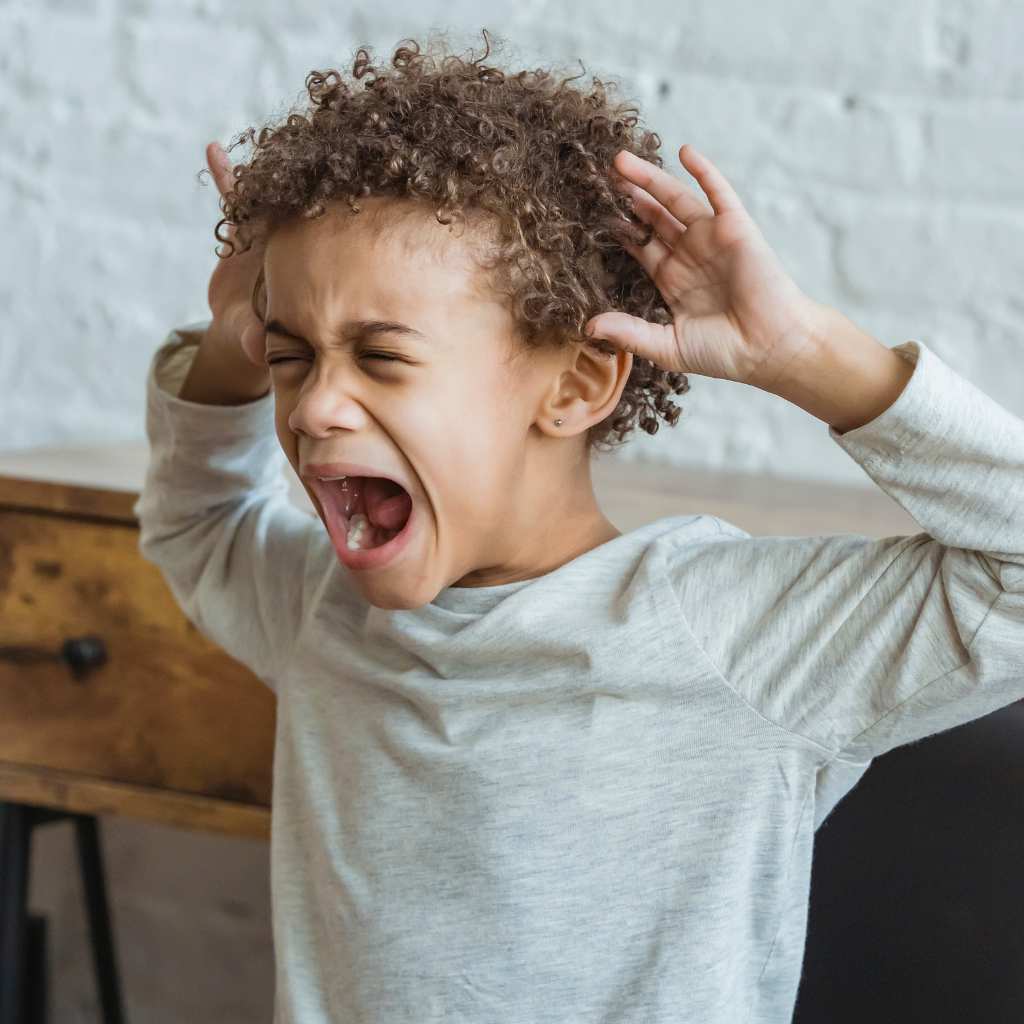 Niño Latino teniendo una rabieta