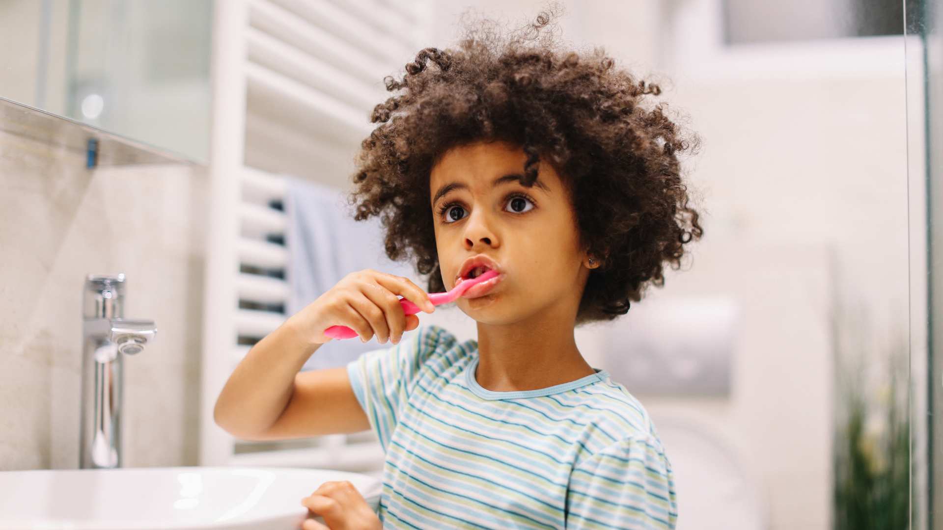 Niño aplicando las rutinas en el autismo