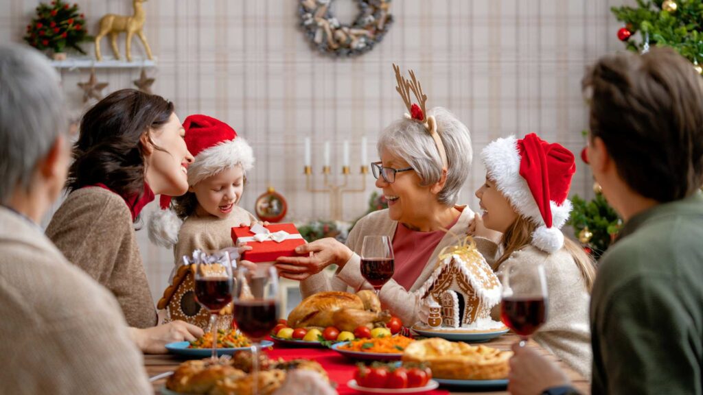 Familia disfrutando de una cena de navidad amigable con el autismo