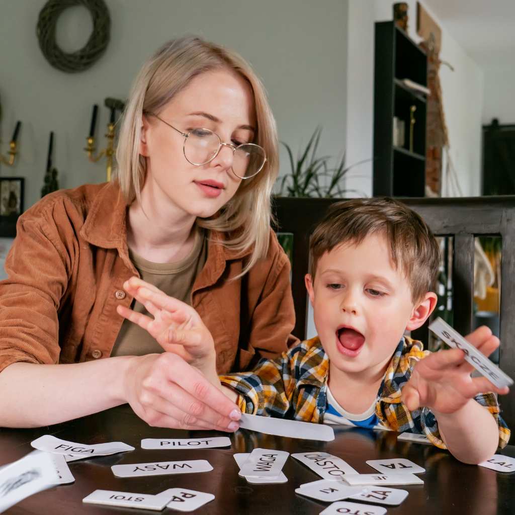 Momento de enseñanza entre una madre y su hijo con autismo