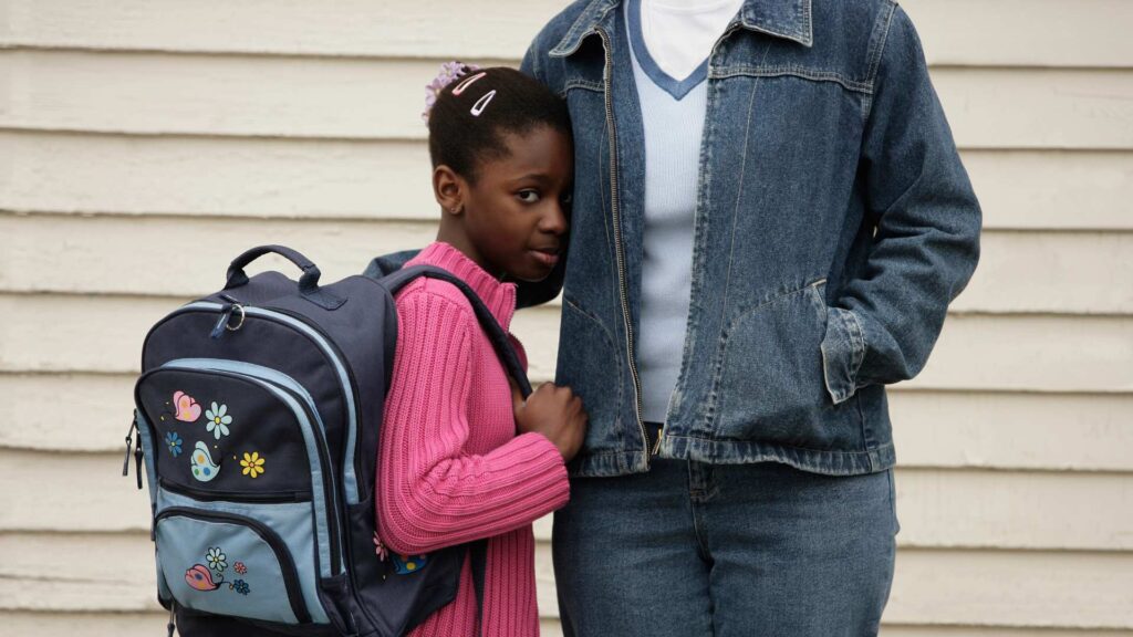 Niña con autismo mostrando dificultad en la interacción social