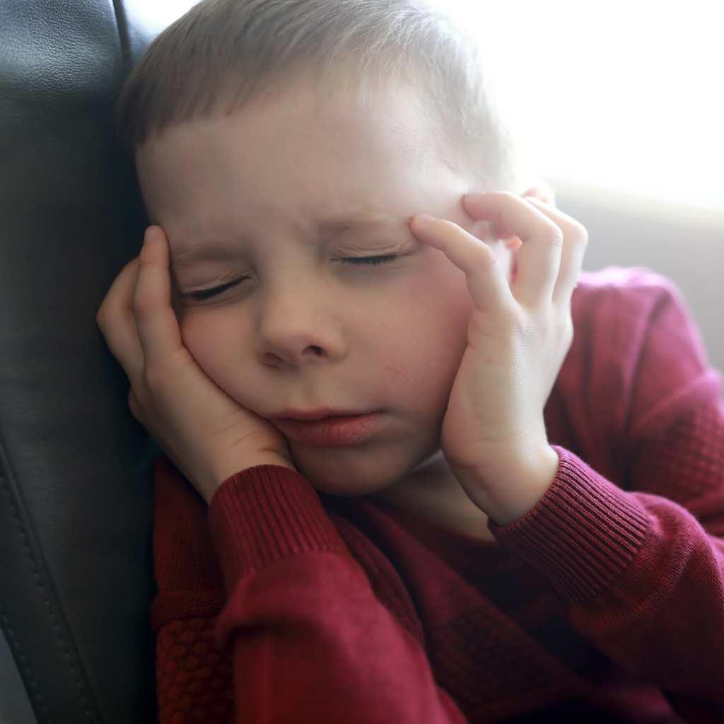 Niño con autismo experimentando sensibilidad sensorial