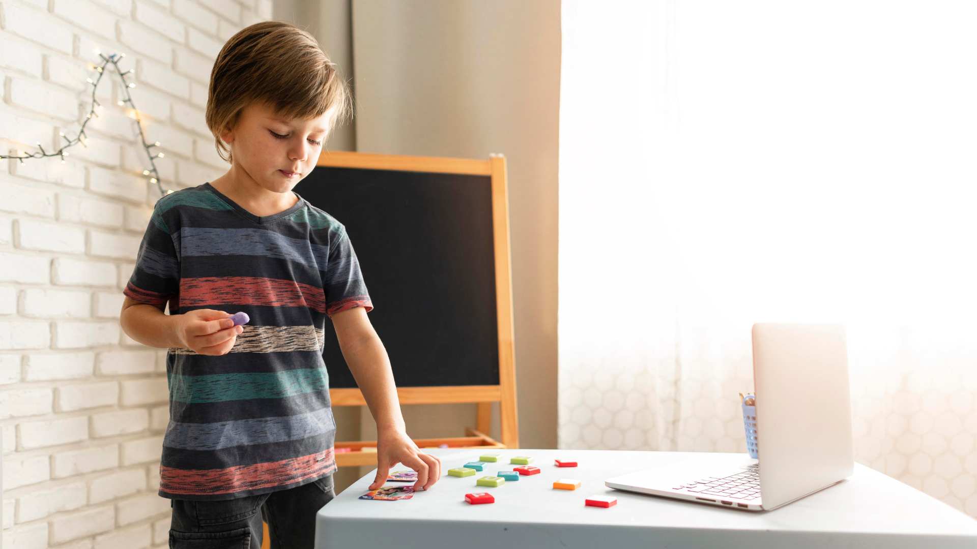 Niño explorando materiales en casa, una escena sencilla de Vivir con autismo