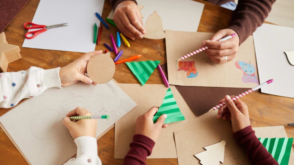 Niños haciendo manualidades de navidad