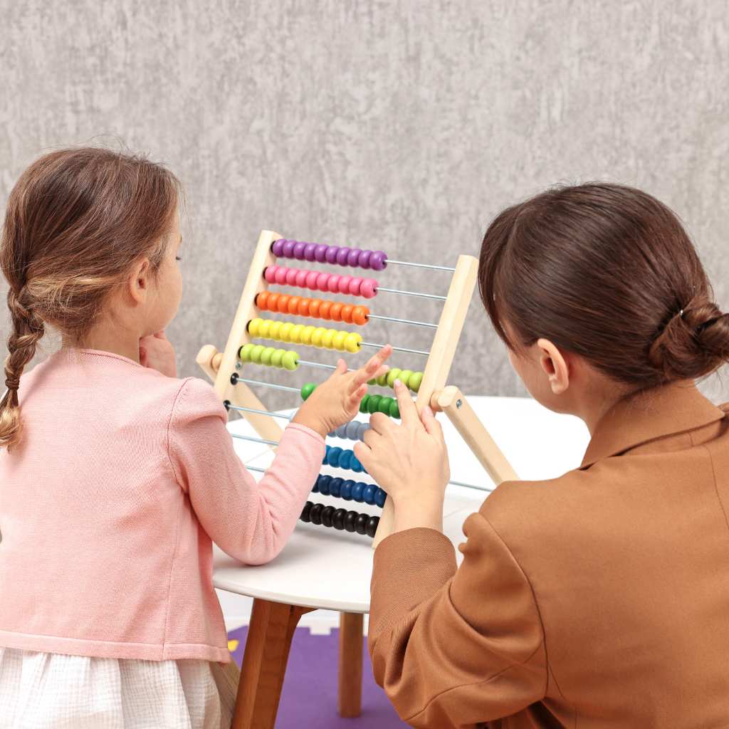 Terapeuta ABA apoyando el desarrollo de habilidades positivas en niña con autismo