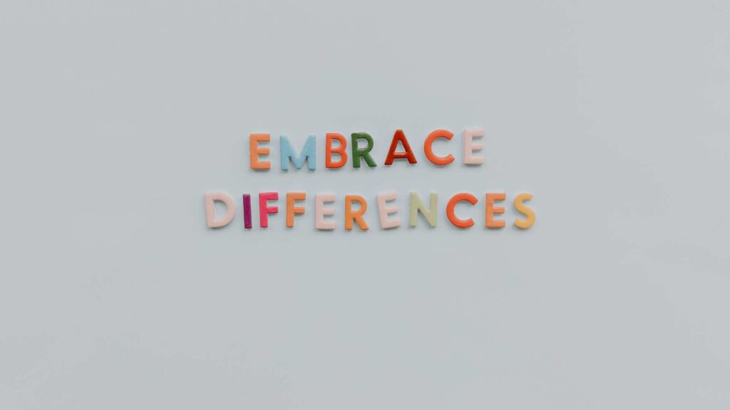 Letras multicolores ordenadas para decir “abraza la diferencia” en inglés, relflexión que surge del lanzamiento de la Barbie Autista