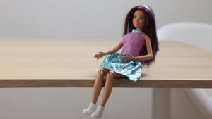 Muñeca estilo Barbie, representando a la Barbie Autista que representa a las niñas con autismo