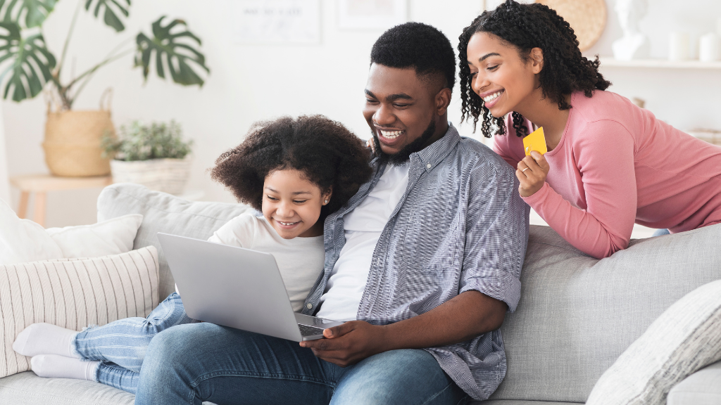 Familia participando en un diagnóstico virtual del autismo desde casa mediante evaluación remota