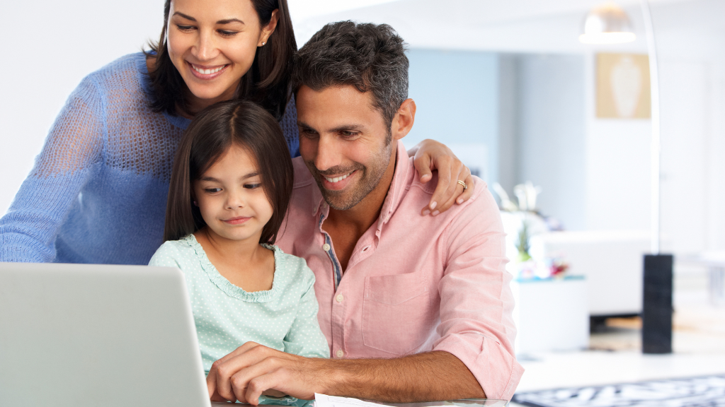 Padres apoyando a su hija durante un diagnóstico virtual de autismo