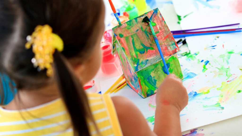 terapia artística para el autismo niña pintando manualidades para expresión emocional