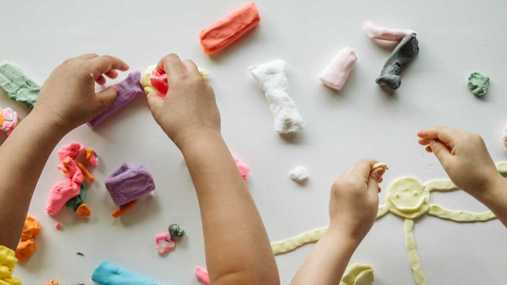 actividades artísticas para el autismo niño usando plastilina para desarrollar habilidades sensoriales