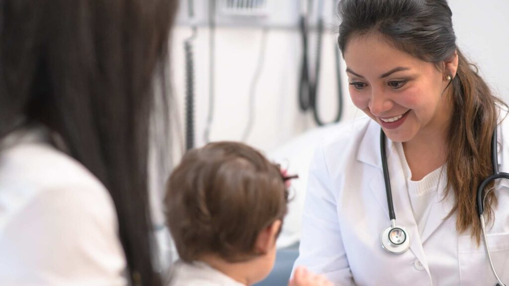 Pediatra observando a un niño pequeño durante una evaluación de autismo