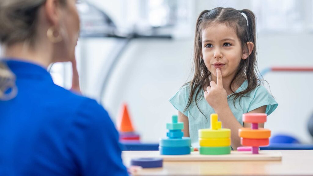 Especialista interactuando con una niña durante una evaluación para terapia ABA
