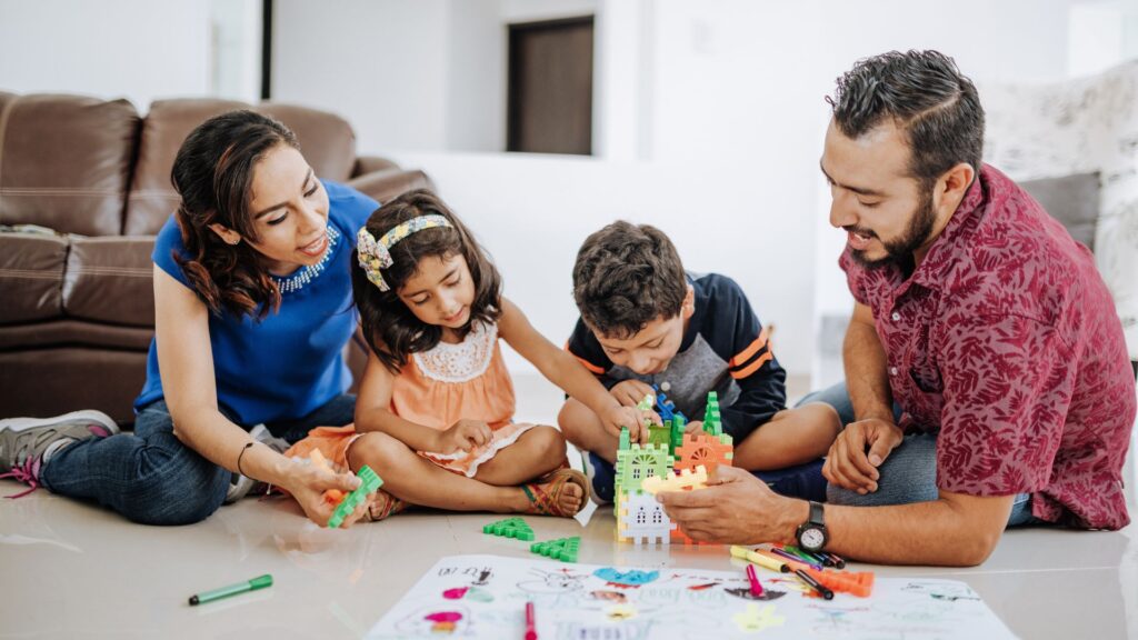 Padres jugando con sus hijos en casa